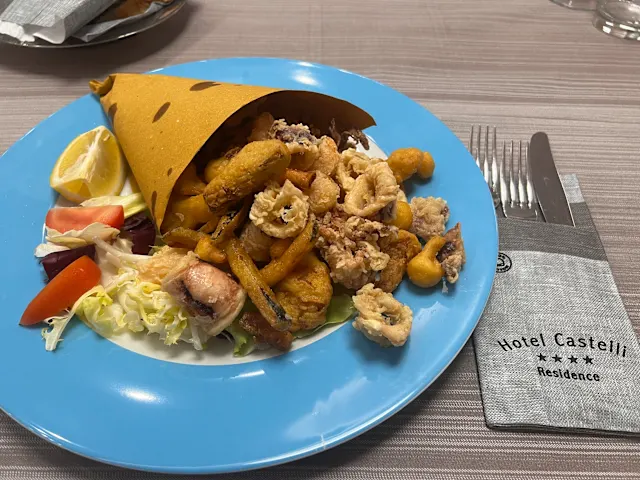 Frittura mista con calamari, mazzancolle e verdurine pastellate