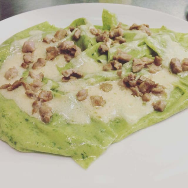 Lasagnette verdi fatte in casa con ragù fine di agnello e riduzione di Parmigiano Reggiano DOP