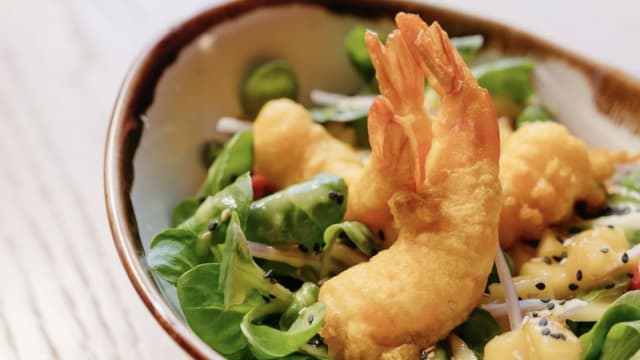 Ensalada de canónigos y langostinos en tempura con fresa, mango y chalota