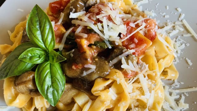 Fettuccine funghi misti, porcini, pachino e scaglie di grana