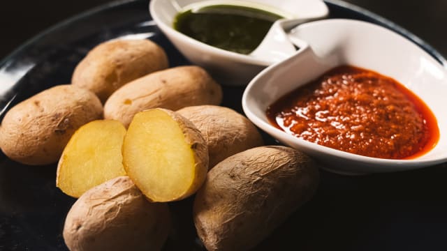 Papas Arrugas con Mojo Verde y Mojo Rojo 