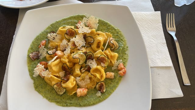 Cappelletti gamberoni e chips di zucchine 