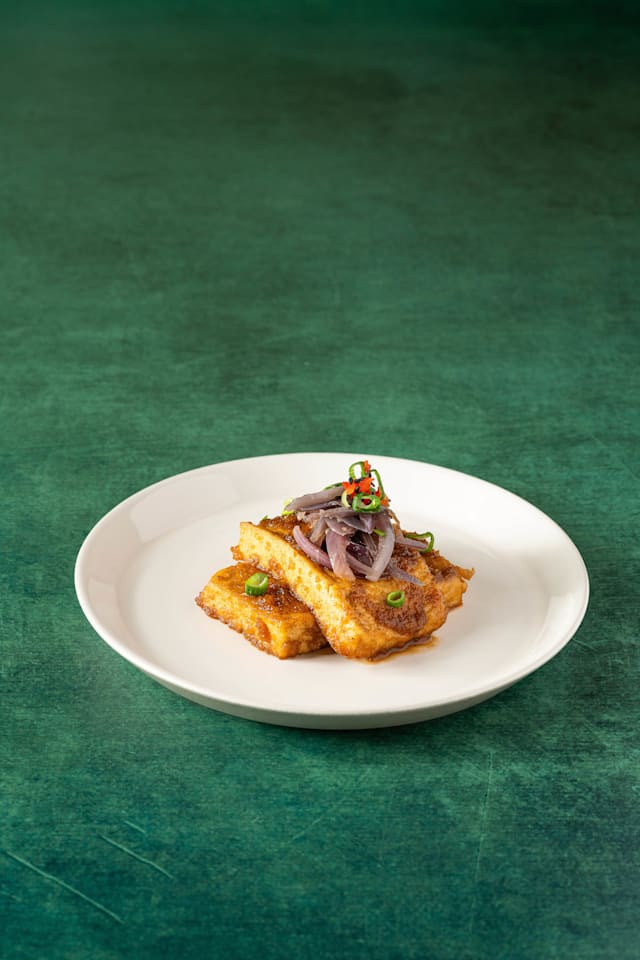 TOFU JORIMM : tofu mariné et snacké à la sauce soja / soy-poached tofu with confit red onion