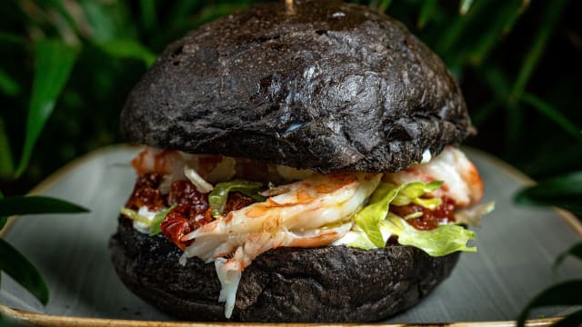 Burger di Gamberi (Bun al nero di seppia, gamberi, rucola, pomodori secchi e stracciata di bufala)