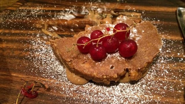Biscotto alla Nutella, crema chantilly e frutti rossi