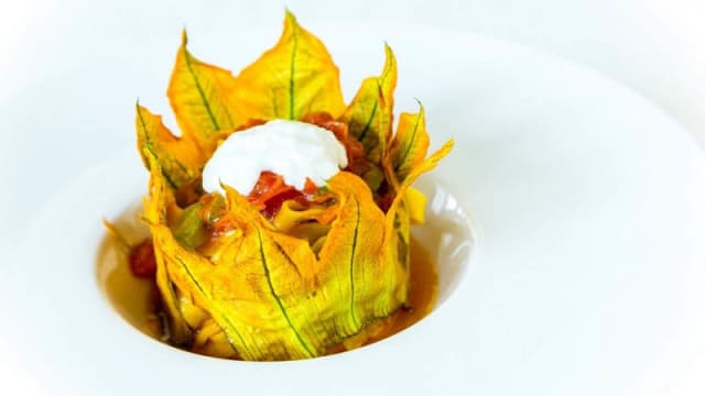 tagliatelle di grano duro con pomodorini confit, fiori di zucca e burrata
