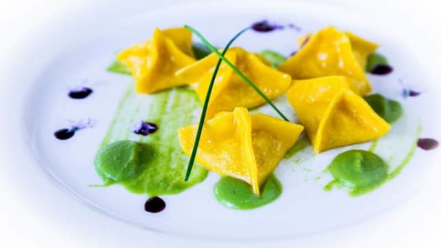 ravioli con caprino su crema di piselli