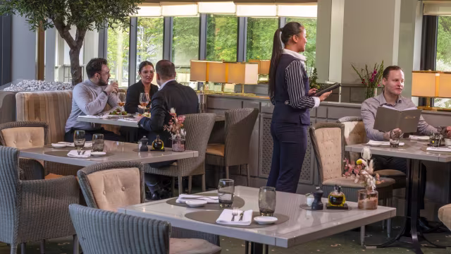 Modernes Restaurantinterieur mit einladender Atmosphäre, bequemen Sitzplätzen, sanfter Beleuchtung und stilvoller Dekoration für ein gehobenes Speiseerlebnis.