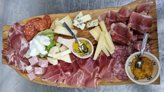 Tagliere di salumi e formaggi locali con confetture artigianali