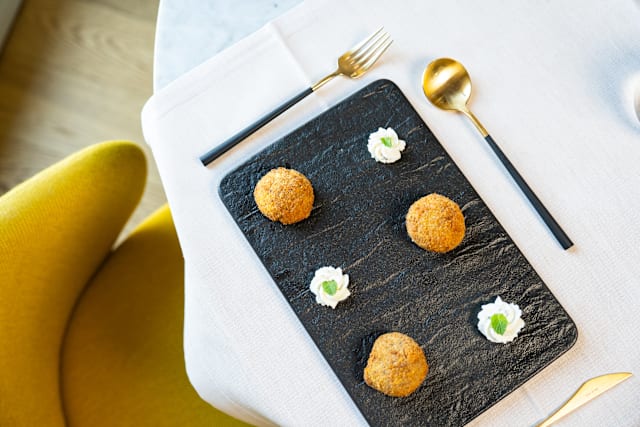 Mondeghini di Melanzana con primosale di Montevecchia, yogurt alla menta