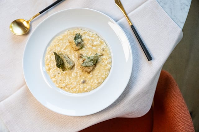 Risotto al Pesce Persico mantecato burro nocciola e salvia, tra lago e Brianza