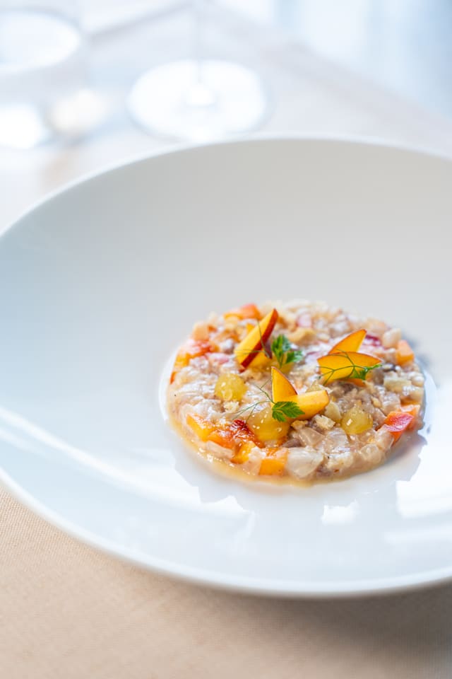 Tartare di Ombrina pesca leggermente piccante, zenzero fritto