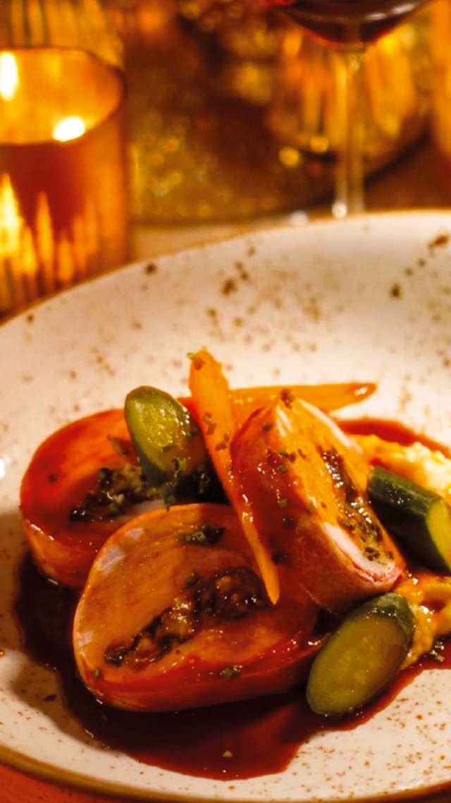 La cucina di The Dome unisce eleganza e creatività, trasformando ogni piatto in un’esperienza di gusto raffinata e contemporanea. Ingredienti eccellenti, tecnica impeccabile e un tocco distintivo rendono ogni proposta un momento da ricordare.