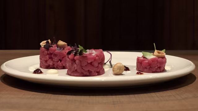 Tartare di Manzo con Chutney di Cipolla Rossa, Crema di Pecorino e Nocciole