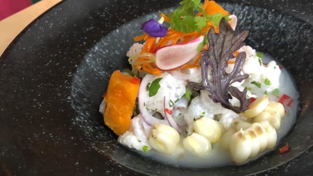 Ceviche de Dos de Cabillaud cuit aux citrons vertsaccompagné patate douce, maïs vapeur du Pérou et Maïs grillé du Pérou 
