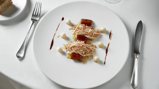 Anguila ahumada con manzana golden al anís, salsifí y virutas de foie