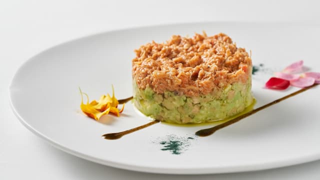 Tartar de buey de mar y aguacate con albahaca, textura de espinaca y nata cítrica