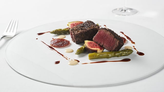 Solomillo de buey de León braseado en ceniza de puerro con mostaza suave de Dijon al azahar