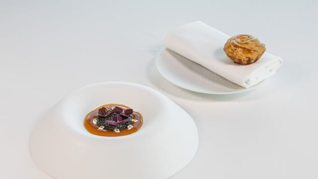 Ouriço do mar, caldo de cebola caramelizado e Caviar imperial gold 