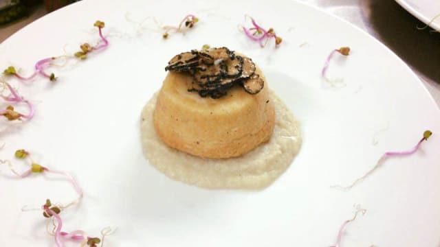 Tortino di patate e anacardi su vellutata di topinambur con scaglie di tartufo