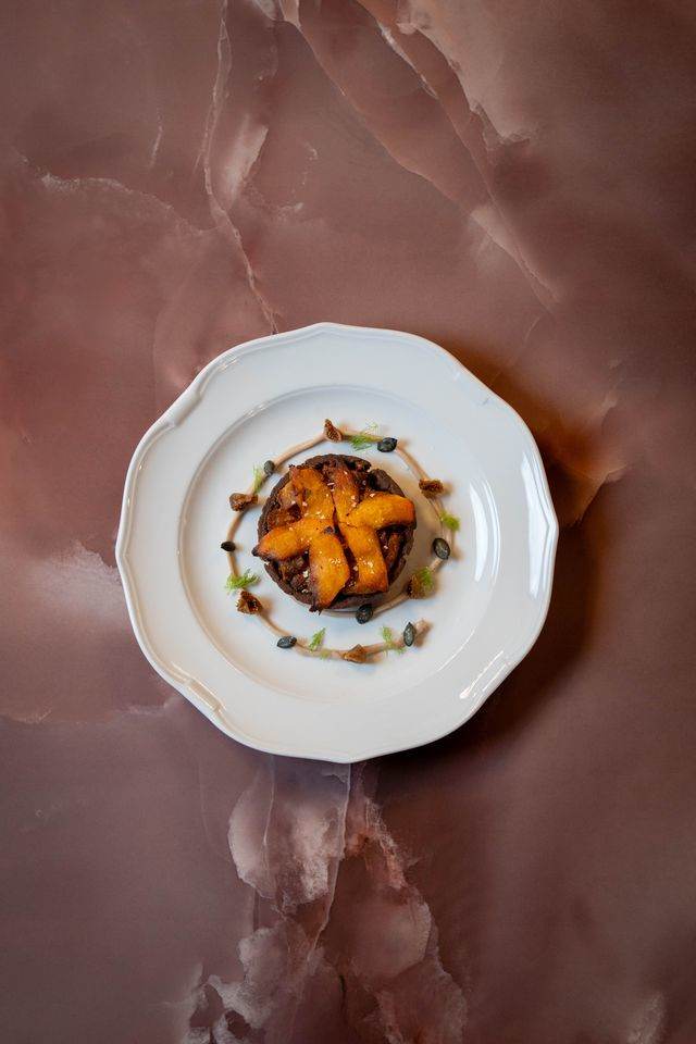 Crostatina di frolla al cacao con zucca e gorgonzola stagionato, crema di castagne e fichi secchi