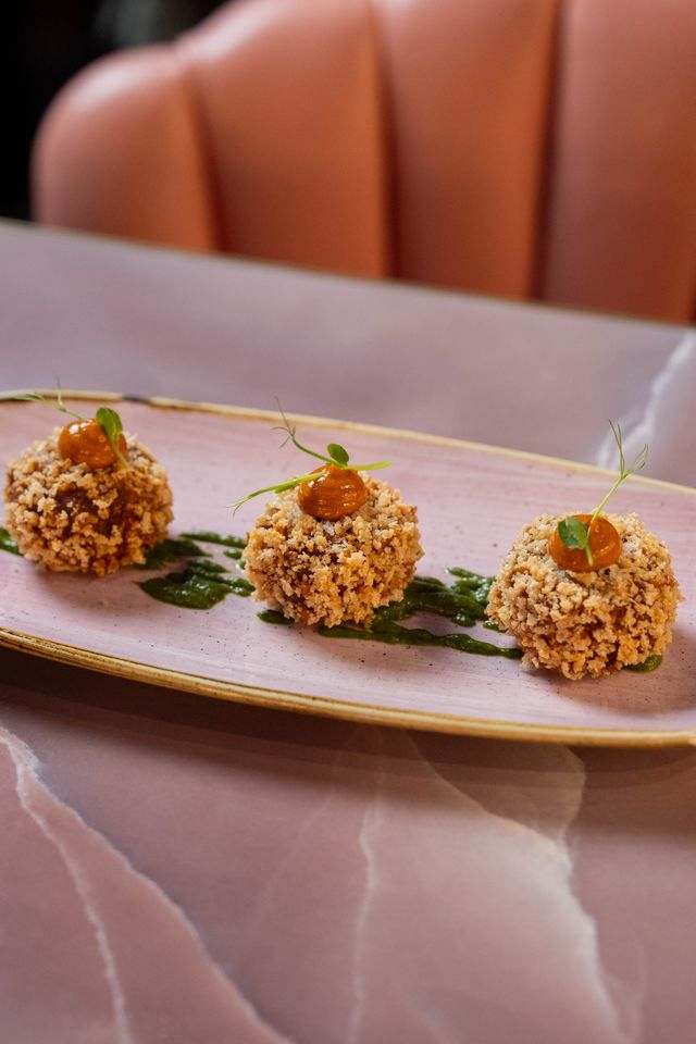 Mondeghini serviti con salsa verde e maionese alla paprica