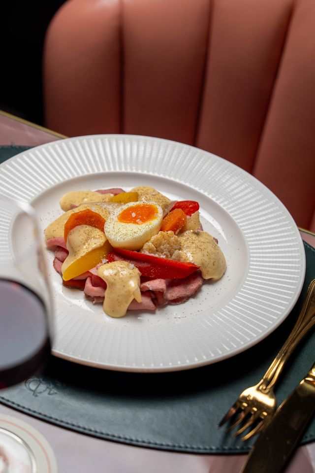 Vitello tonnato, polvere di cappero, uovo barzotto e giardiniera di verdure