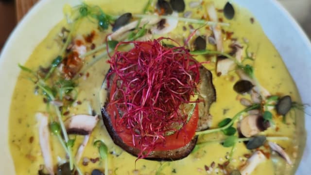 Crémeux de légumes, champignons, pousses de poireaux, noisettes 