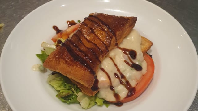 Tourte de fruits de mer et petits légumes, mesclun de salade, vinaigre de Framboise 