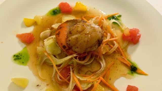 Capesante al brandy su insalatina di agrumi e cruditè