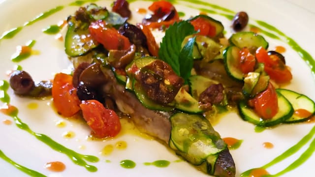 Filetto d’orata, olive taggiasche, capperi,  zucchine e pomodorini