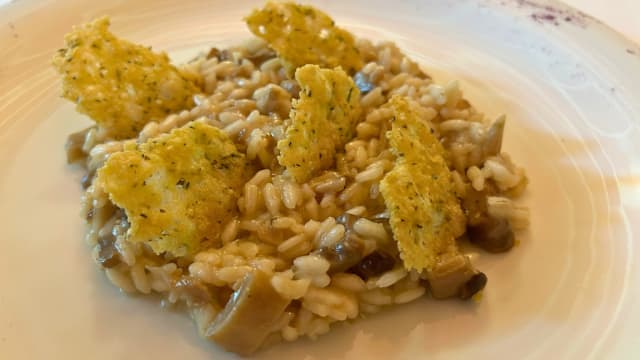 Risotto carnaroli ai funghi misti, chips di parmigiano e timo