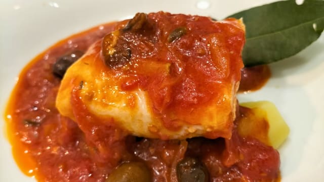 Trancio di merluzzo al rosso con battuto mediterraneo