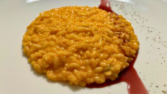 Risotto in crema di peperone dolce, mantecato al Gorgonzola DOP, riduzione di vino