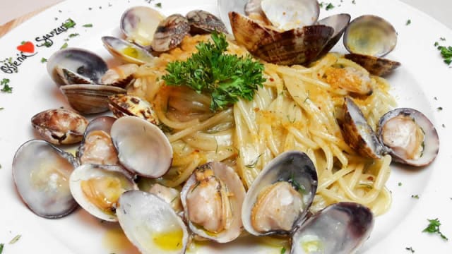 Gli spaghetti di Mancini con Vongole, Finocchietto fresco e Bottarga di Muggine