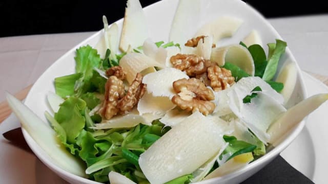 Insalata novella con pere, sedano, parmigiano, noci e sciroppo d'acero