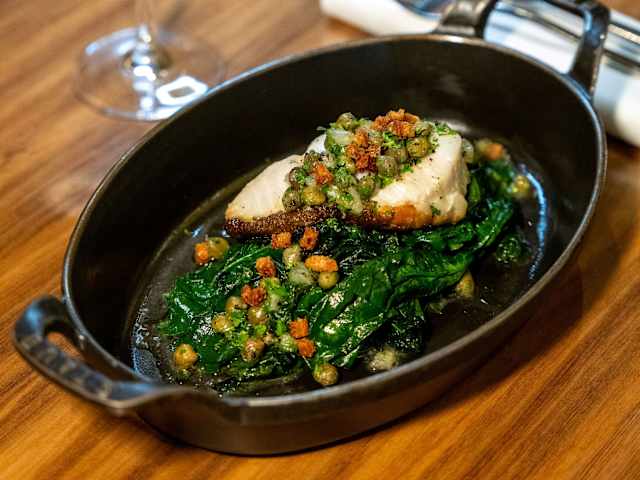 Dos de cabillaud grenobloise, tombée d’épinards à l’ail rose