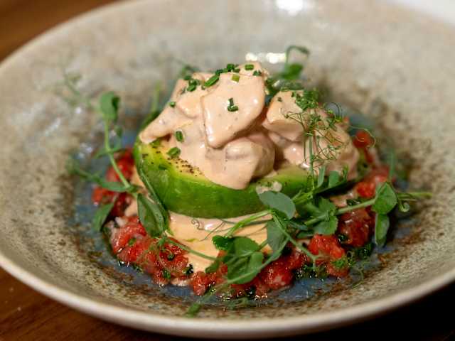 Avocat cocktail, crevettes roses et pamplemousse