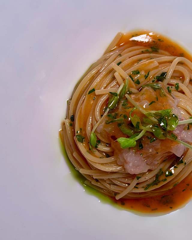 Spaghetto gentile ajo ojo e tartare di scampi