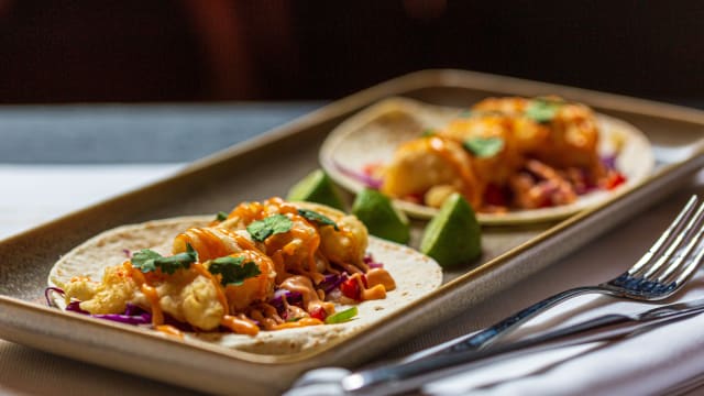 Tacos de gambón rebozado con mayonesa de kimchi