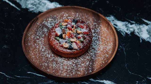 “Tarta/brioche” de chocolate, avellanas tostadas y bayas de goji