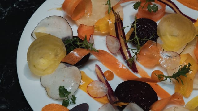Carpaccio de verduras y hierbas de invierno