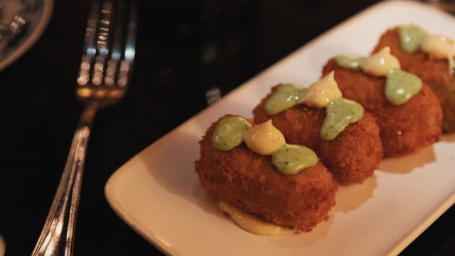 Croquetas de bacalao y alioli de ajos asados y perejil