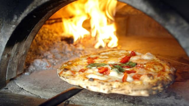 Pizza forno a legna