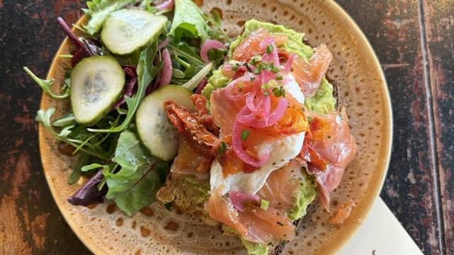 Avocado Toast & Oeuf Poché, Au Saumon