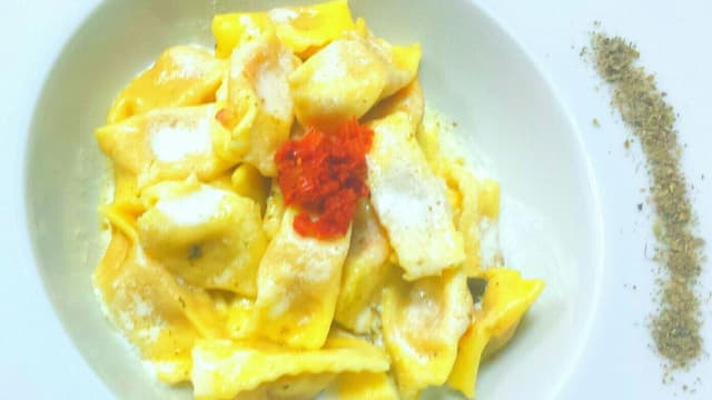 plin ripieni di mozzarella di bufala campana, pomodorini confit e polvere di capperi di Pantelleria