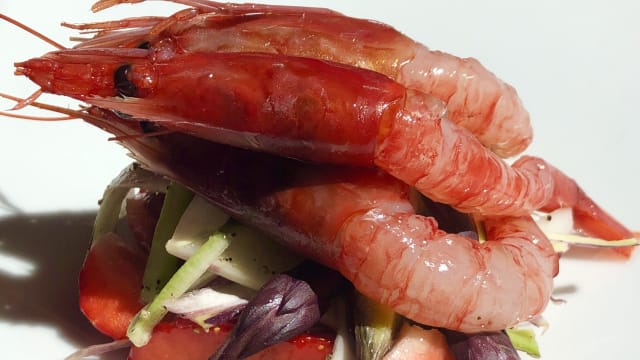 insalata di asparagi violetti di Albenga,fragole e gamberi rossi di Mazara del vallo