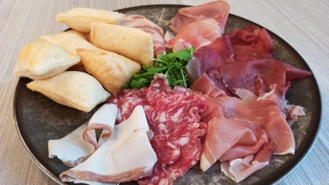 AFFETTATO MISTO CON GNOCCO FRITTO