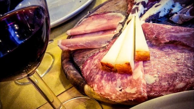 Tagliere di salimi e formaggi