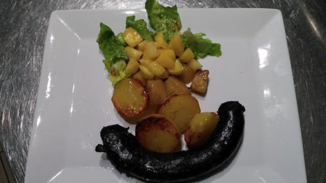 Boudin noir grillé et garniture aux deux pommes